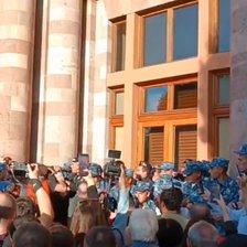 Tensiuni la Erevan. Premierul armean a convocat Consiliul de Securitate în timp ce mulțimea încearcă să ia cu asalt sediul Parlamentului (VIDEO)