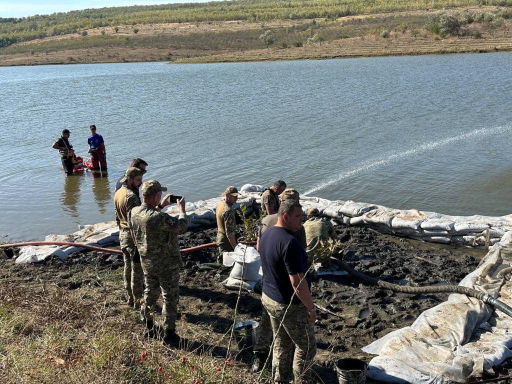 Lacul Hârbovăț: La fundul apei a fost identificat explozibil, resturi din rachetă. Acestea au fost detonate (FOTO)