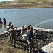 Lacul Hârbovăț: La fundul apei a fost identificat explozibil, resturi din rachetă. Acestea au fost detonate (FOTO)