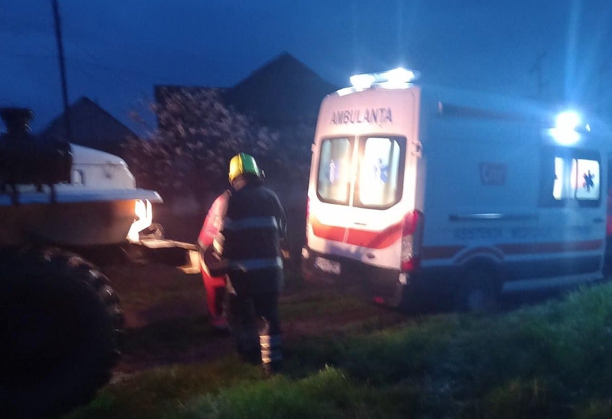 O ambulanță ce transporta un minor, blocată în noroi la Căușeni (FOTO)