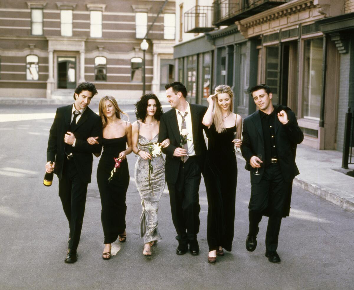 Actorii din serialul Friends sunt „complet devastați” de pierderea colegului lor Matthew Perry, potrivit primei declarații comune