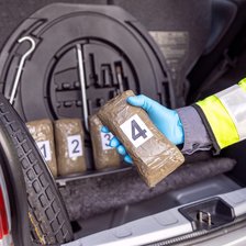 Fost polițist din Chișinău, trimis pe banca acuzațiilor pentru trafic de droguri. Și-a recunoscut vinovăția

