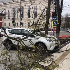 O persoană, lovită de o creangă, aflându-se în propria mașină, iar alta - traumată de o foaie de ardezie desprinsă de pe un acoperiș. 58 de solicitări la 112 legate de vântul puternic