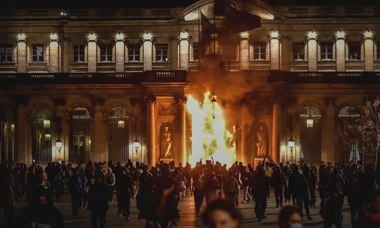 Primăria din Bordeaux a fost incendiată pe fondul protestelor în Franța. 3,5 milioane de oameni au ieșit pe străzi