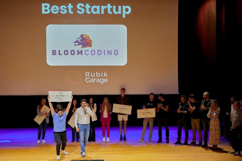 Startup-ul educațional Bloomcoding atrage un milion de euro investiție pentru a revoluționa învățământul