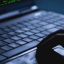 Nou tip de fraudă electronică: Escrocii pot obține acces de la distanță la telefoanele mobile și la aplicațiile bancare ale victimelor