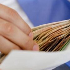 Femeie din Soroca, amendată pentru coruperea alegătorilor. Ar fi promis bani  pentru voturi în favoarea unui candidat și împotriva referendumului