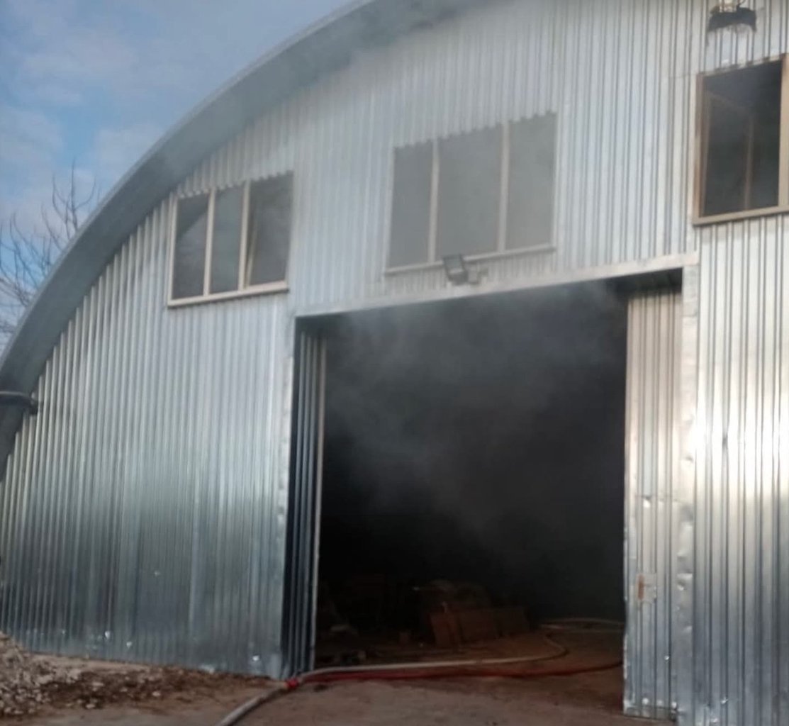 Incendiu la un depozit cu rumeguș din Strășeni. Patru echipe de pompieri la fața locului