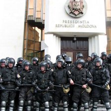 Circulă un decret fals privind extinderea atribuțiilor poliției. Președinția: „O nouă tentativă de manipulare” (FOTO)