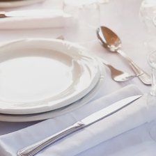 Bunele maniere la masă: Șapte reguli esențiale pentru o impresie plăcută


