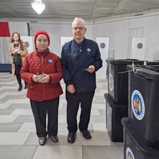 <p><strong>Cei mai în vârstă alegători ai diasporei. </strong>Până acum, cei mai vârstnici cetățeni care și-au exercitat dreptul la vot sunt o doamnă de 82 de ani și un domn de 89 de ani. Aceștia au votat în cadrul secției de votare din orașul Northampton din Marea Britanie. „Le mulțumim pentru exemplul lor de implicare și devotament, demonstrând că, indiferent de vârstă, fiecare vot contează și are puterea de a modela viitorul”, este mesajul Ministerului de Externe. </p>