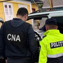 Drochia: Doi polițiști, reținuți într-un dosar de corupție. Nouă agenți publici au statut de bănuiți 