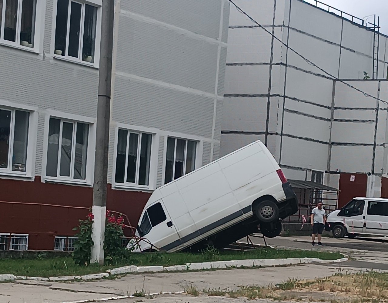 Chișinău: Autoutilitară scăpată de sub control, blocată lângă o școală (VIDEO)
