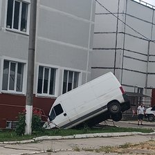 Chișinău: Autoutilitară scăpată de sub control, blocată lângă o școală (VIDEO)
