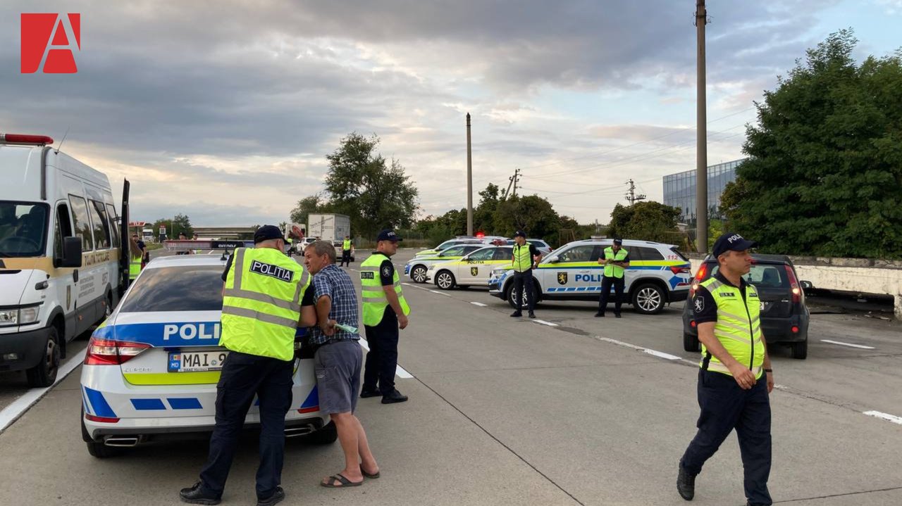 Filtru al Poliției pe traseul M3. 20 de echipaje și 40 de polițiști la fața locului (VIDEO/FOTO)