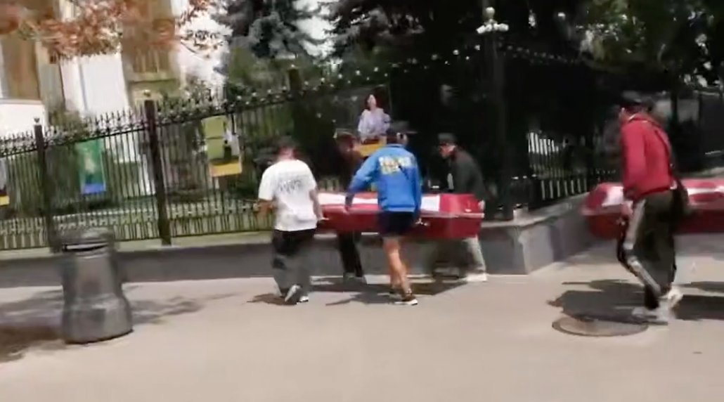 Sicrie în fața Președinției. Cinci persoane, reținute de Poliție: „li s-ar fi promis bani” (VIDEO)
