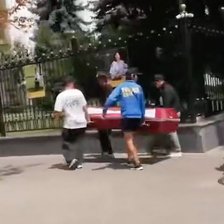 Sicrie în fața Președinției. Cinci persoane, reținute de Poliție: „li s-ar fi promis bani” (VIDEO)
