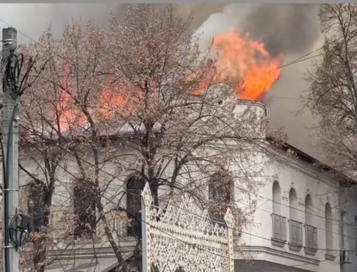 Incendiu de proporții lângă Catedrala din Chișinău. Arde acoperișul unui restaurant (VIDEO)