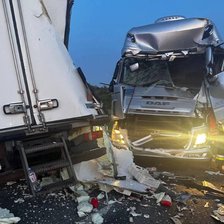 Strășeni: O mașină și un TIR s-au tamponat violent. O persoană a decedat (FOTO)