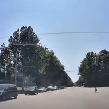 Situație periculoasă surprinsă în trafic: copil pe trotinetă în mijlocul drumului, fără supraveghere (VIDEO)

