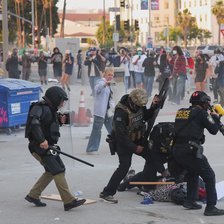 Proteste împotriva raidurilor anti-imigrație în Los Angeles. Gaze lacrimogene, grenade sonore și zeci de persoane reținute 