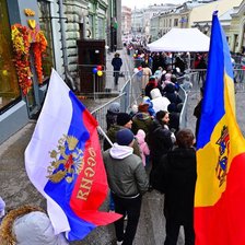 „Spermă de la Elton John pentru 400.000 de dolari” sau „UE se va prăbuși în trei ani”. Campanie de dezinformare pro-rusă înaintea alegerilor parlamentare