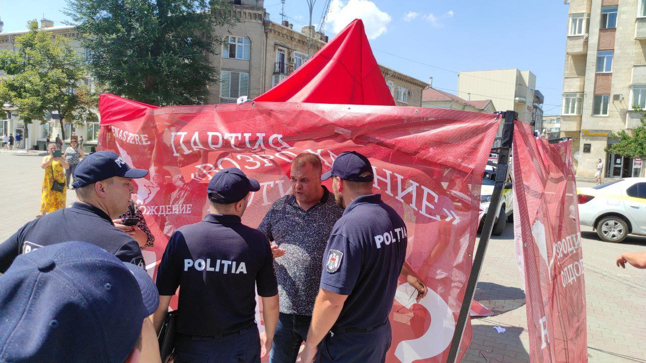 Altercații la Bălți: Membrii Partidului „Renaștere” în confruntări cu Poliția. Oamenii legii au demontat un cort a formațiunii și reținut o persoană (FOTO/VIDEO)
