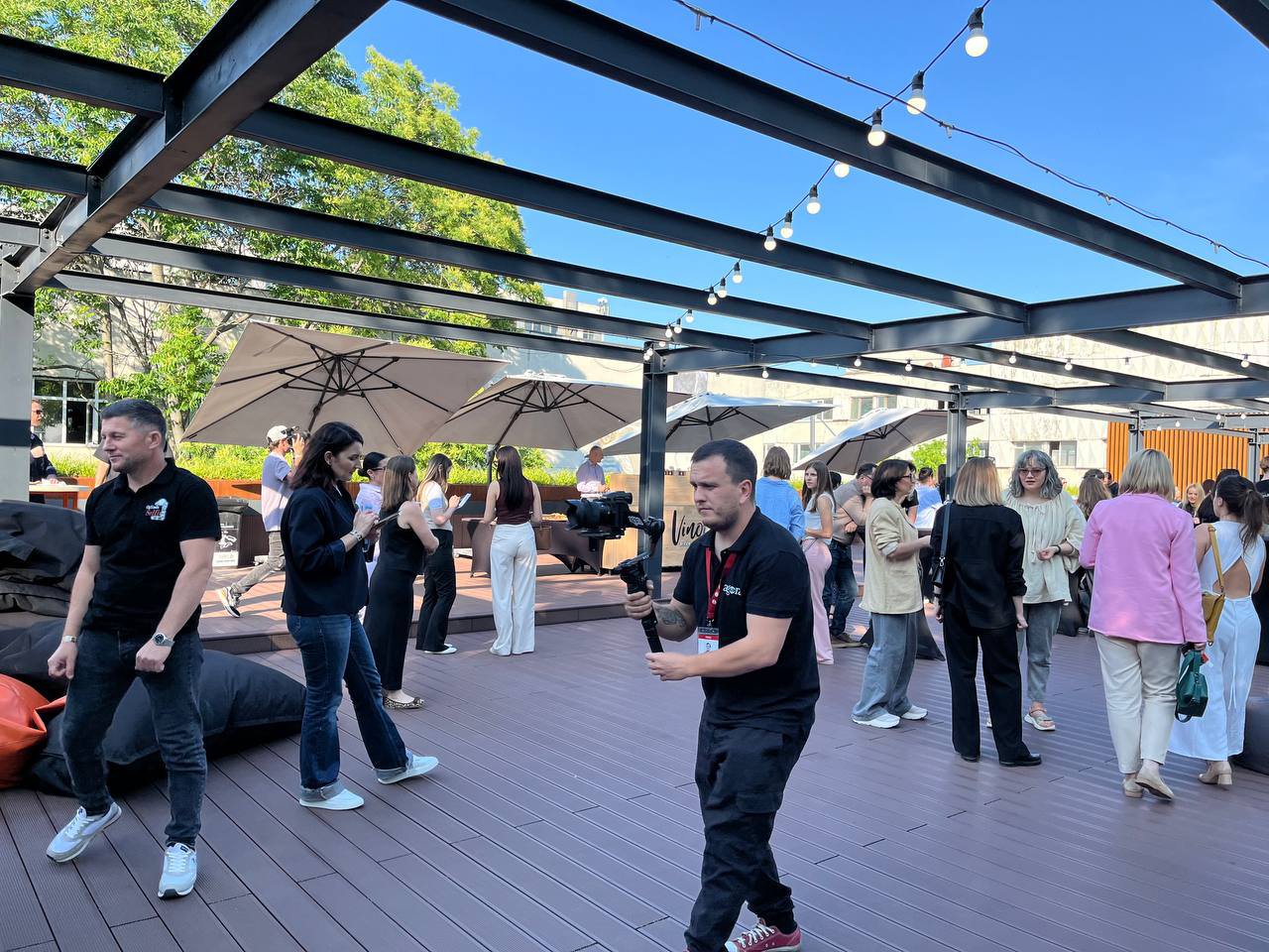 Primele imagini de la #ROOFOFFLINE: Din birou, în lumina reflectoarelor (FOTO)