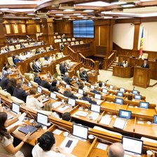 Ultima ședință a Parlamentului: 79 de proiecte votate într-o singură zi. Experții sesizează lipsă de transparență