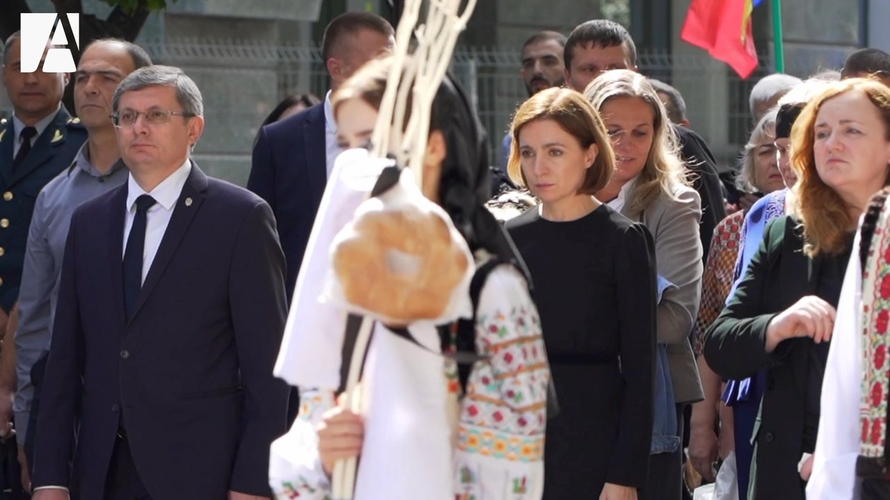 Foști și actuali demnitari și-au luat rămas bun de la Mircea Snegur. Cum a fost petrecut pe ultimul drum primul președinte al R. Moldova (VIDEO)