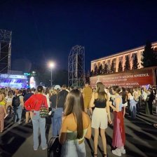 „Trenul Durerii” după gard, iar artiștii ruși pe scenă: Memoria și veselia, față în față în Piața Marii Adunări Naționale (VIDEO)