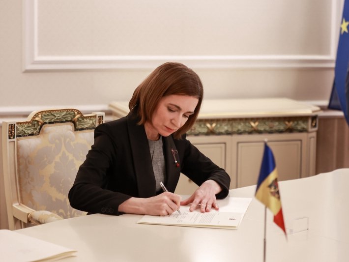 Pixul cu care a fost semnată cererea de aderare a R. Moldova la UE, vândut la licitație cu 6.000 de euro