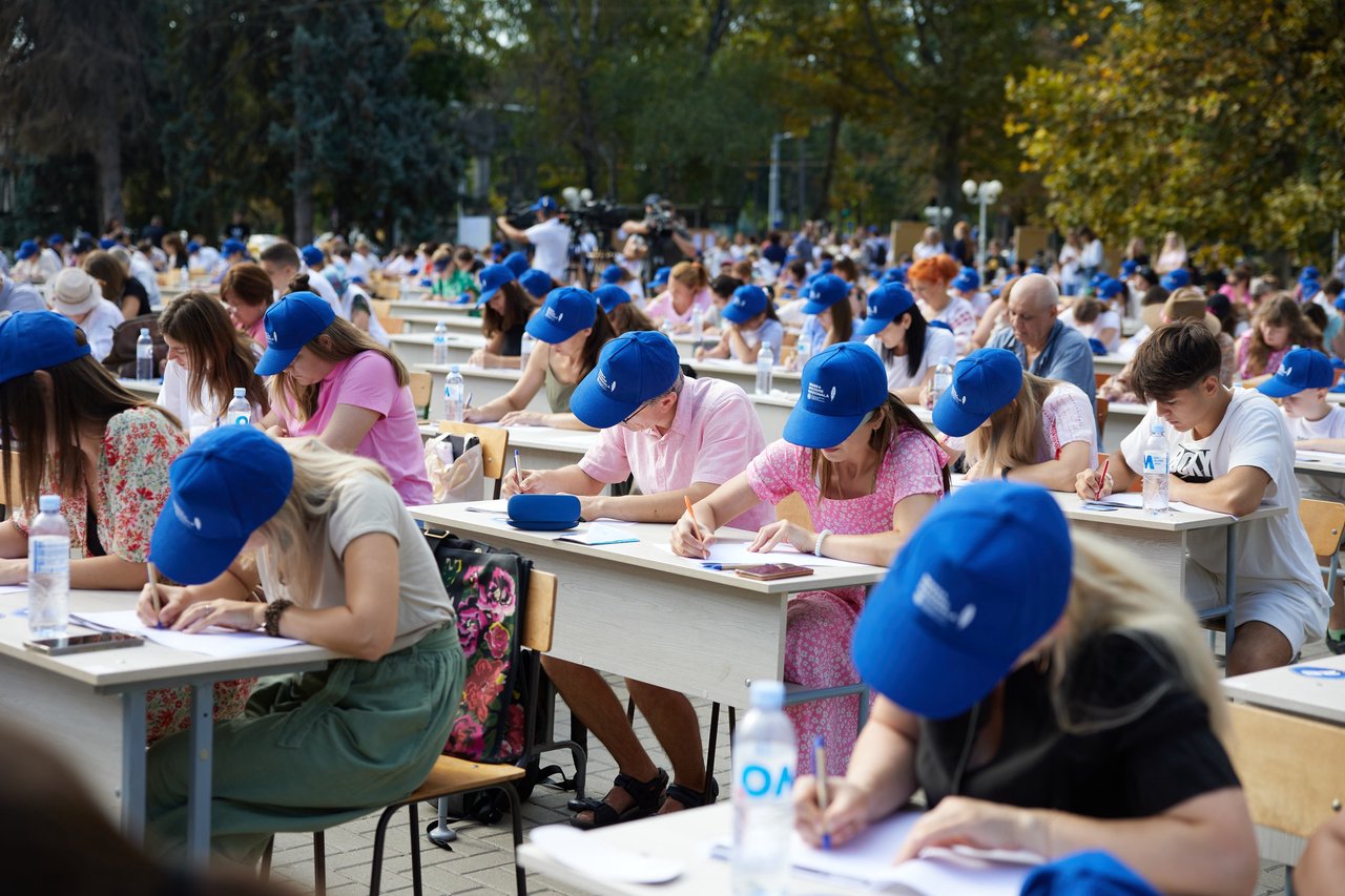 Cei mai buni la gramatică. Cinci persoane au obținut nota 10 la Marea Dictare Națională 