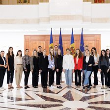 Bursele pentru stagiarii în serviciul public vor fi majorate. Proiectul, votat în prima lectură