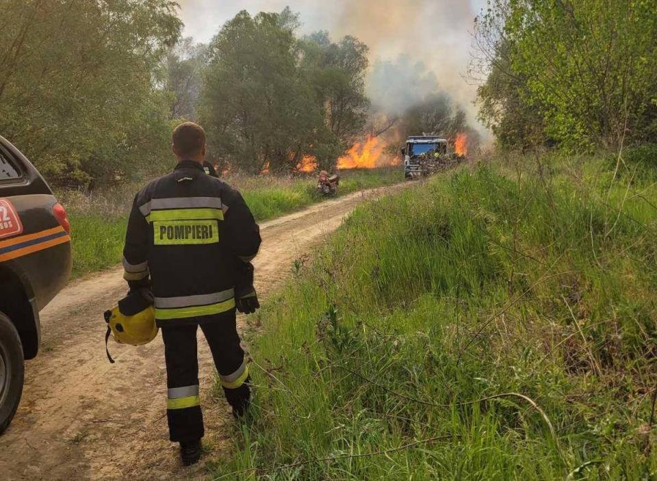 Incendiu puternic în zona rezervației naturale „Prutul de Jos”: Arde stufărișul lângă o sonde de extragere a petrolului (UPDATE)