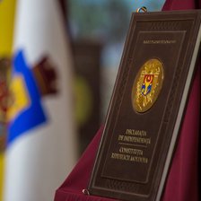 „Legea supremă ne garantează că soarta Moldovei nu se decide de alții”. Mesajele conducerii de vârf a țării de Ziua Constituției