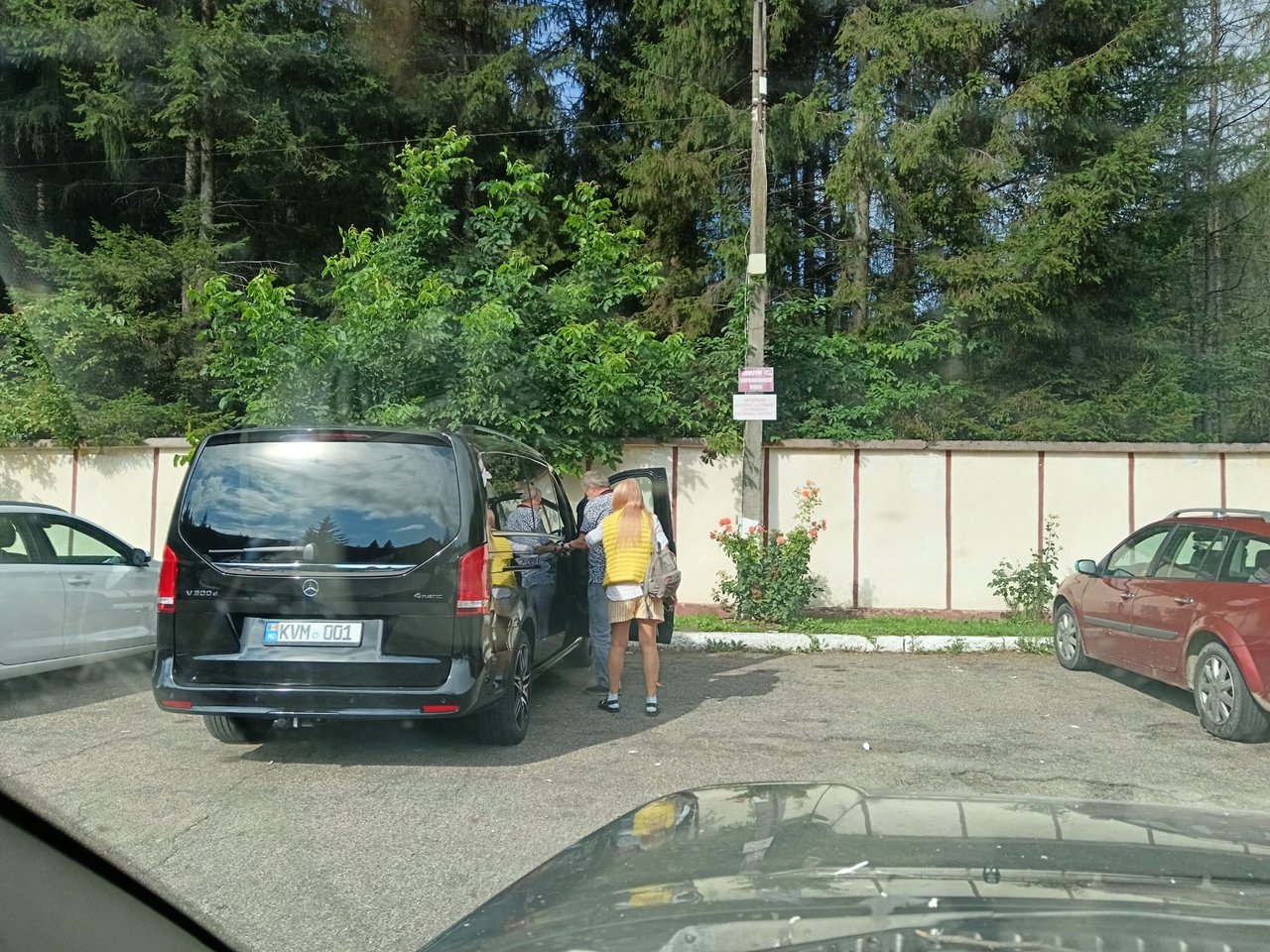 „Este o rudă apropiată”. Mitropolitul Vladimir, surprins în poze alături de o doamnă