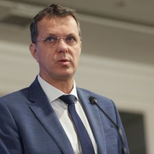 Ministru al Apărării din România și-a dat demisia în contextul scandalului privind studiile sale