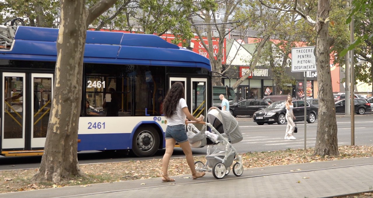 „Zebra”, anulare! Încă o trecere de pe strada Calea Ieșilor a fost desființată, însă pietonii continuă să o utilizeze (VIDEO)