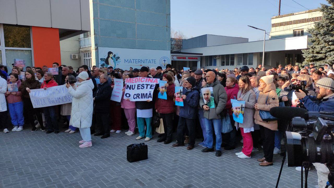 Protest în fața Spitalului din Bălți. Zeci de persoane au ieșit, în susținerea medicului condamnat pentru malpraxis (FOTO)