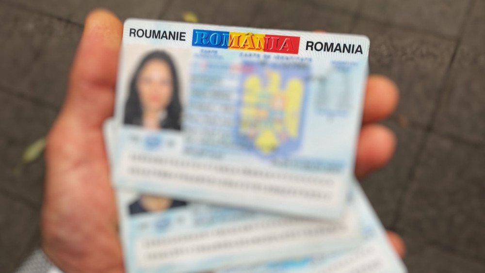 Juriști: Moldovenii cu cetățenie română riscă să fie lipsiți de buletinele românești. E cazul a circa 300.000 de persoane