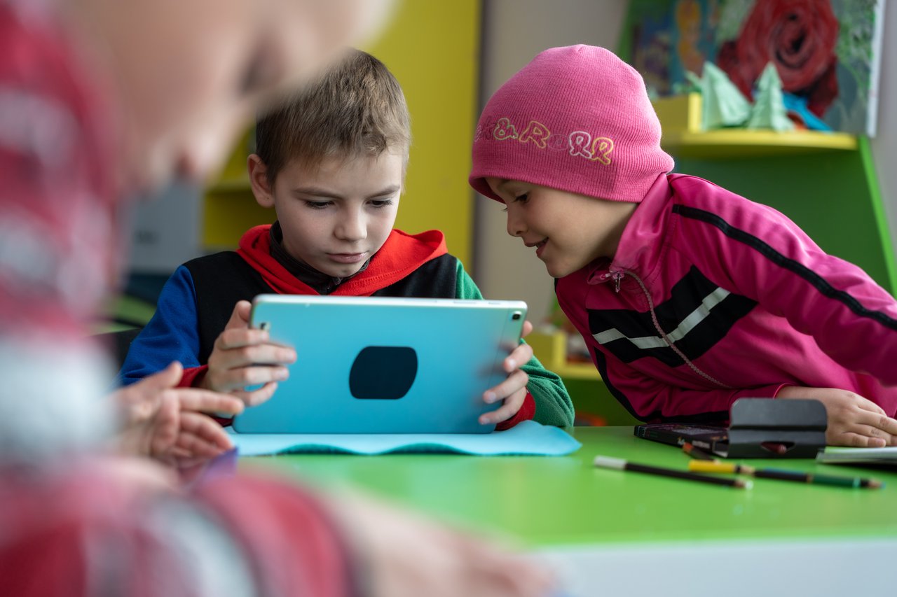 De la ludoteca din sat, la vise mari: povestea Cristinei și a fraților ei