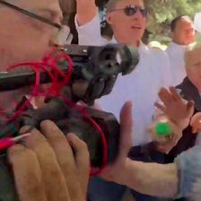 Un jurnalist, lovit cu un steag și îmbrâncit la manifestația în susținerea lui Guțul