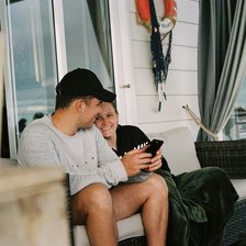 Ce vede partenerul/partenera ta pe TikTok? Despre algoritmul care decide ce consumi și cum îți afectează relațiile