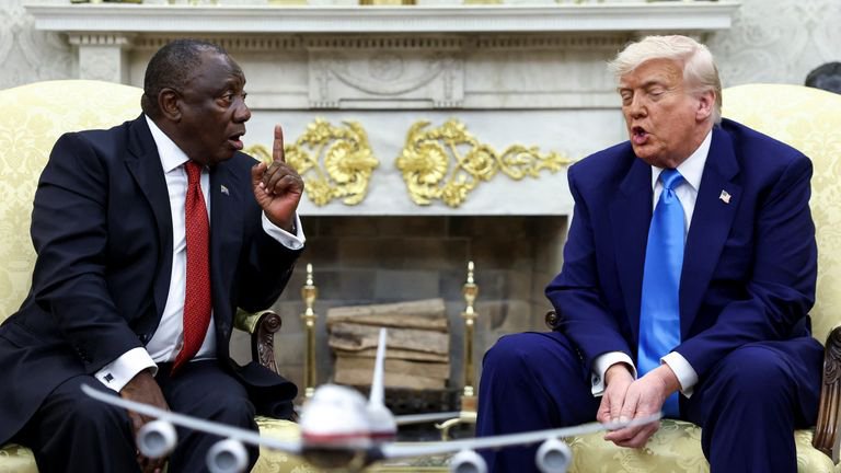 „Dacă ar exista un genocid, acești trei domni nu ar fi aici”. Tensiuni între Donald Trump și Cyril Ramaphosa într-o întâlnire la Casa Albă (FOTO/VIDEO)