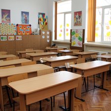 Fără cadouri pentru profesori, fondul clasei și bani pentru reparații. Proiectul de lege care vrea să oprească strângerile de fonduri 