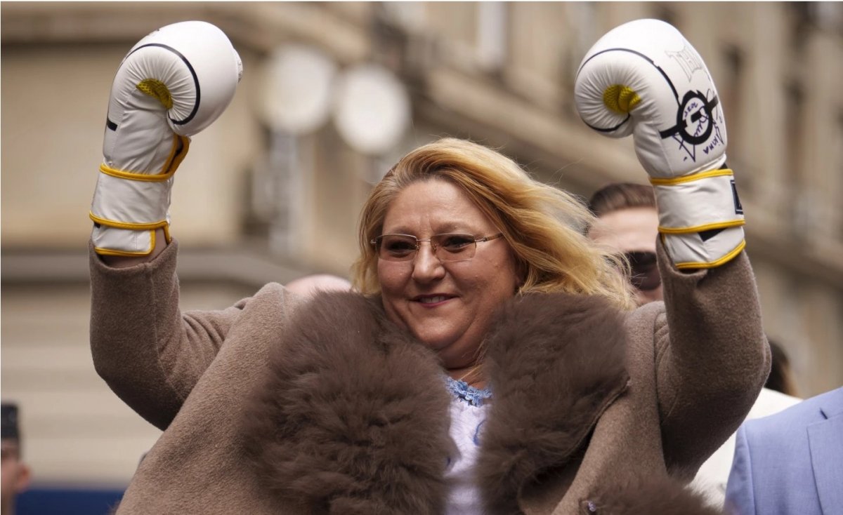 Șoșoacă, acuzată de 11 infracțiuni: Propagandă legionară, cultul persoanelor vinovate de genocid, lipsire de libertate