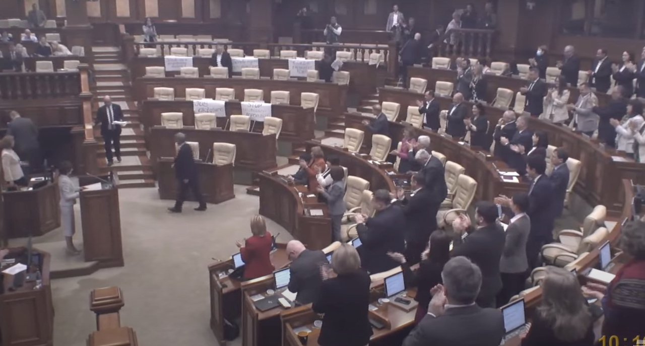 Aplaudată în picioare sau „Jos, Maia Sandu!”. Cum a fost întâmpinată Maia Sandu la ședința Parlamentului (FOCUS)