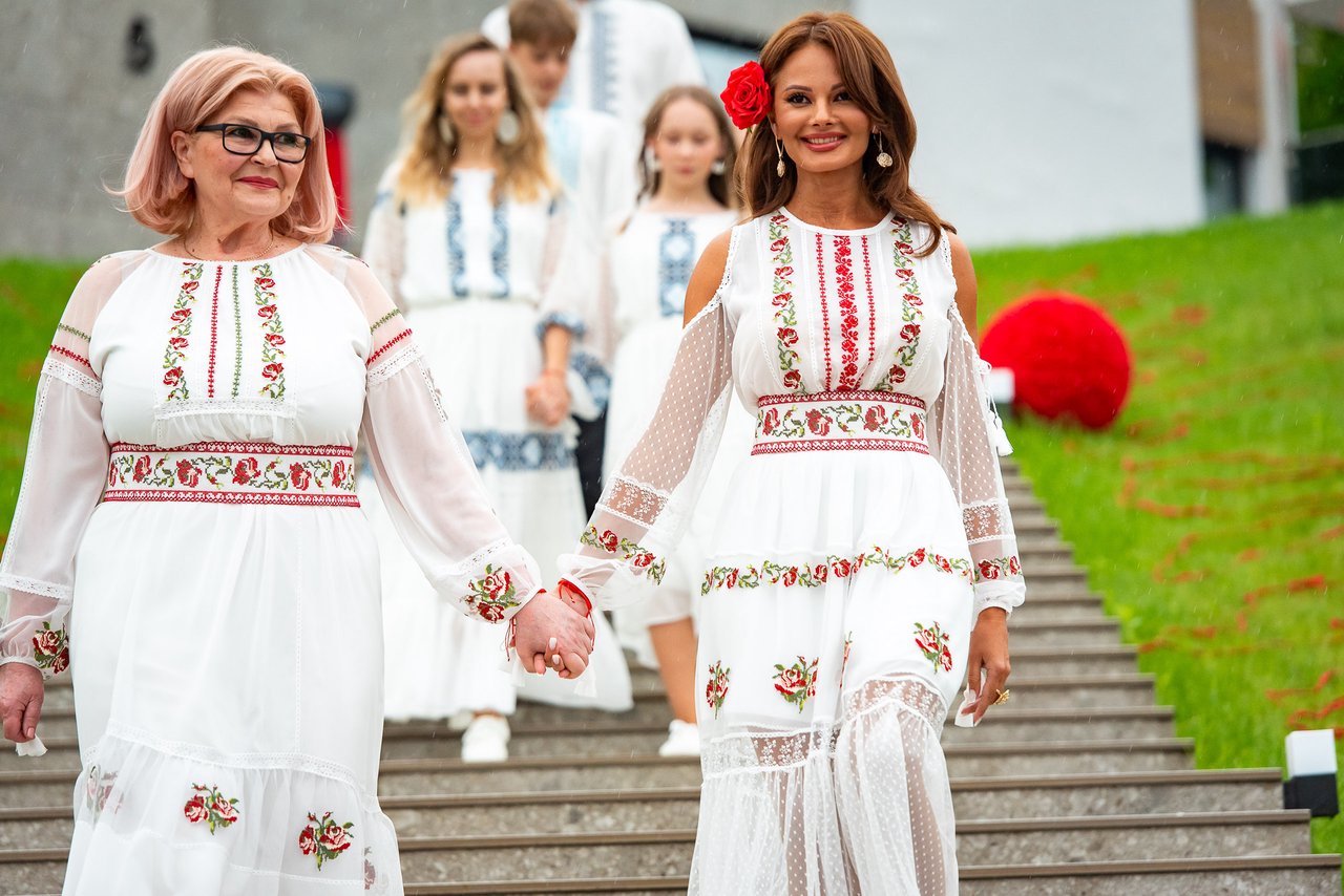 „Firul Roșu prin Timp” – 15 ani de identitate și emoție. Un eveniment marca Alina Bradu care a scris poveste, chiar și în ploaie
