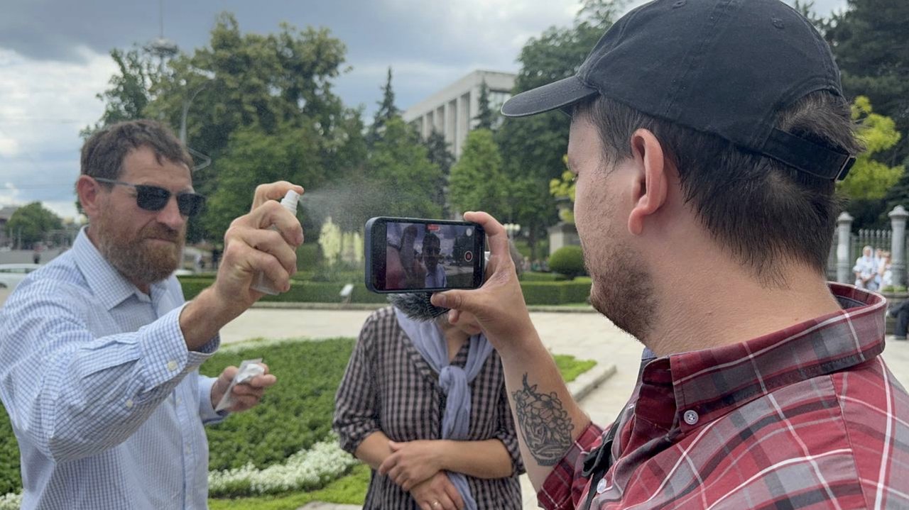Operatorul AGORA, stropit cu „agheasmă” de un manifestant agresiv, participant al protestului împotriva Marșului Pride (VIDEO)